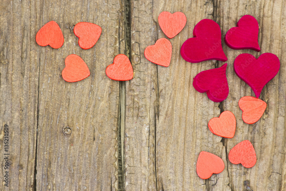 Obraz premium red hearts on wooden background