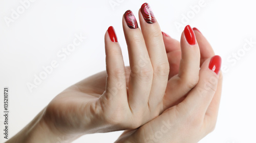 Красивые руки с красным маникюром . Дизайн ногтей