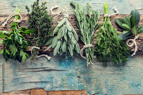 Fotografia fresh herbs on wooden background with space for text