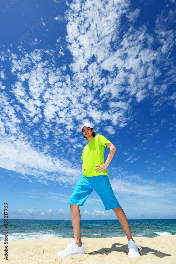 南国の美しいビーチで寛ぐ男性
