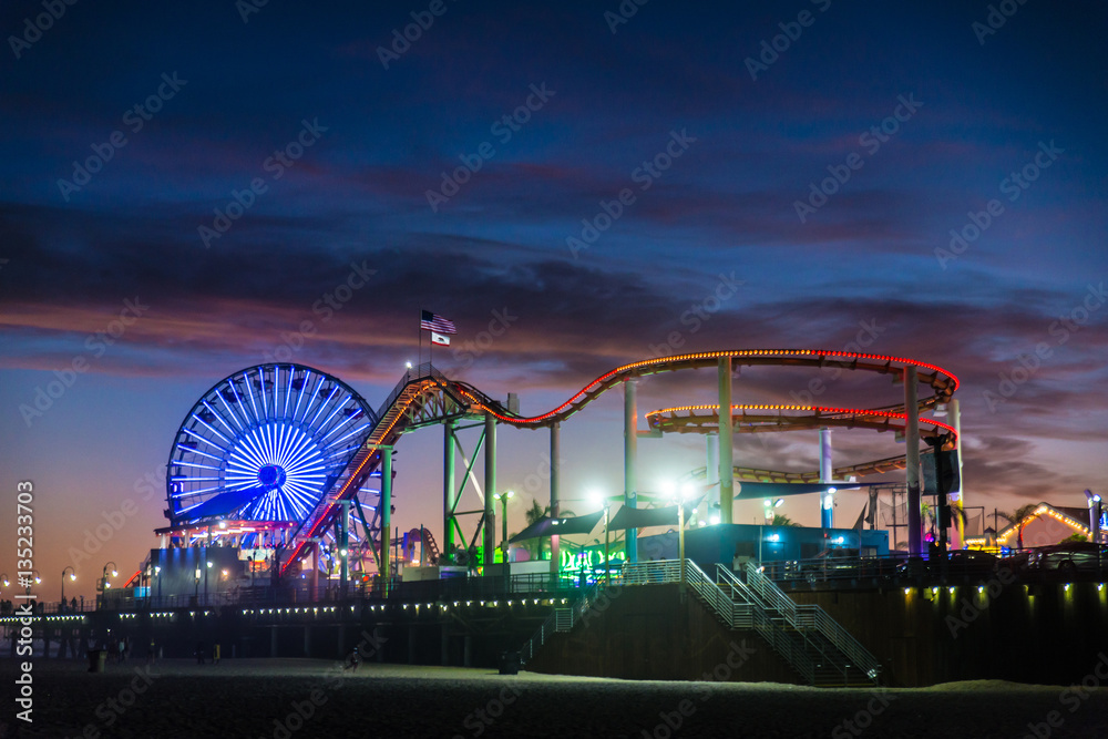Fototapeta premium Santa Monica pier at sunset