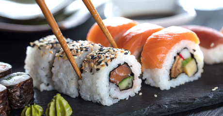 Gordijnen Sushi bar Diverse sushi soorten op schaal  © karepa