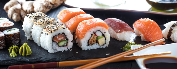 Gordijnen Sushi bar Verschillende soorten sushi variatie  © karepa