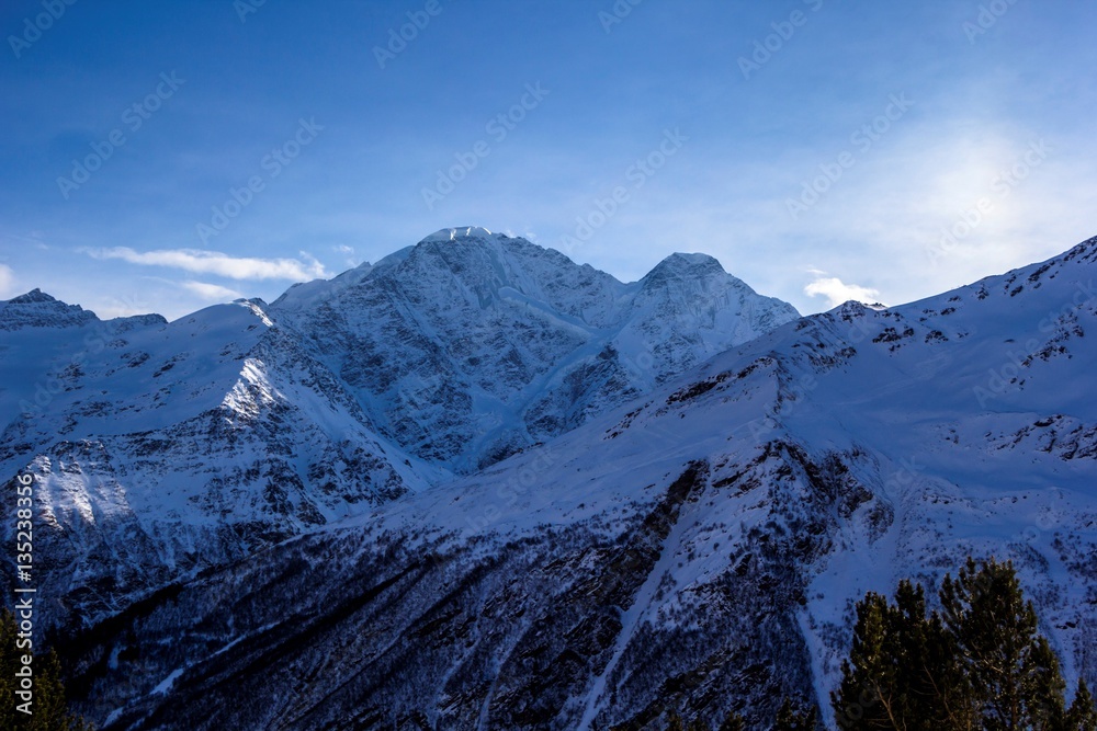 красивый вид на снежные вершины, горное ущелье, высокие склоны, зимний пейзаж, природа Северного Кавказа, заповедник