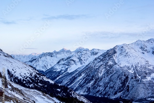 красивый вид на снежные вершины, горное ущелье, высокие склоны, зимний пейзаж, природа Северного Кавказа, заповедник © Ivan_Gatsenko