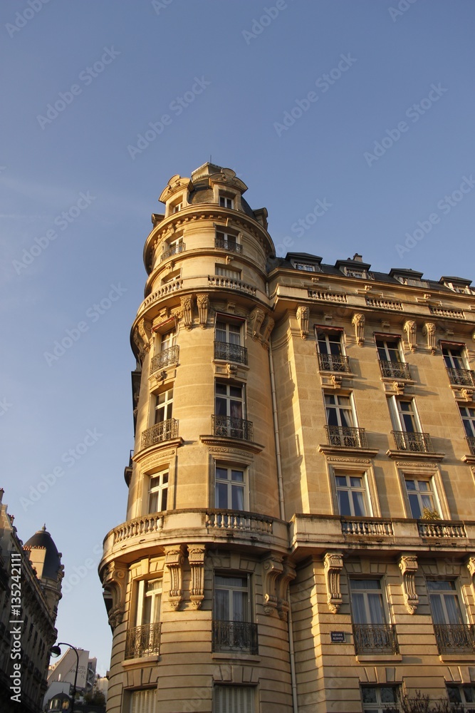 Immeuble ancien au coucher de soleil à Paris