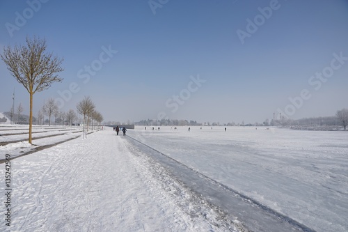 Winterlandschaft am zugefrorenen See © tina7si