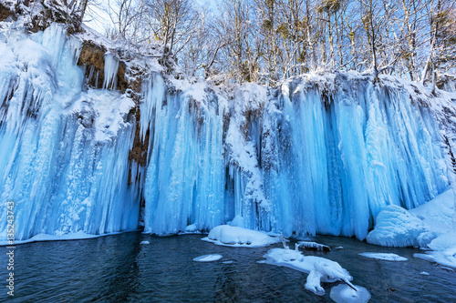 Fototapeta Naklejka Na Ścianę i Meble -  Frozen waterfall at plitvice lakes, Croatia