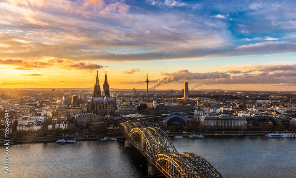 Fototapeta premium Sonnenuntergang über der Hohenzollernbrücke und dem Dom in Köln