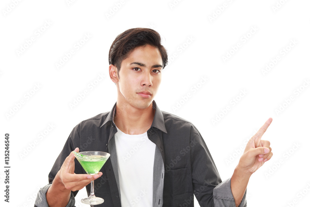 カクテルを飲む笑顔の男性