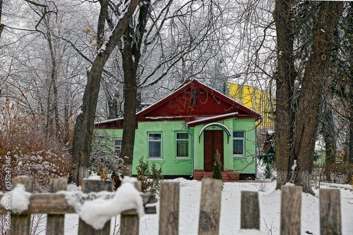 Зелёный домик с красной крышей