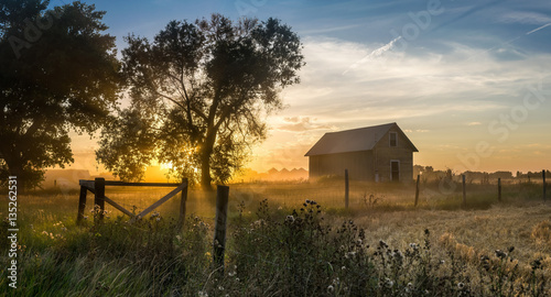 Photographie Shed in field with golden sunset