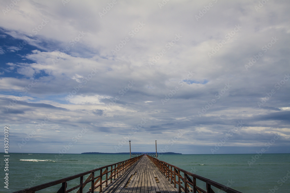 Naklejka premium Wood pier heading to the sea