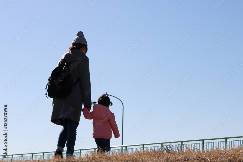 手をつないで出かける母親と子供 後ろ姿 Stock Photo Adobe Stock