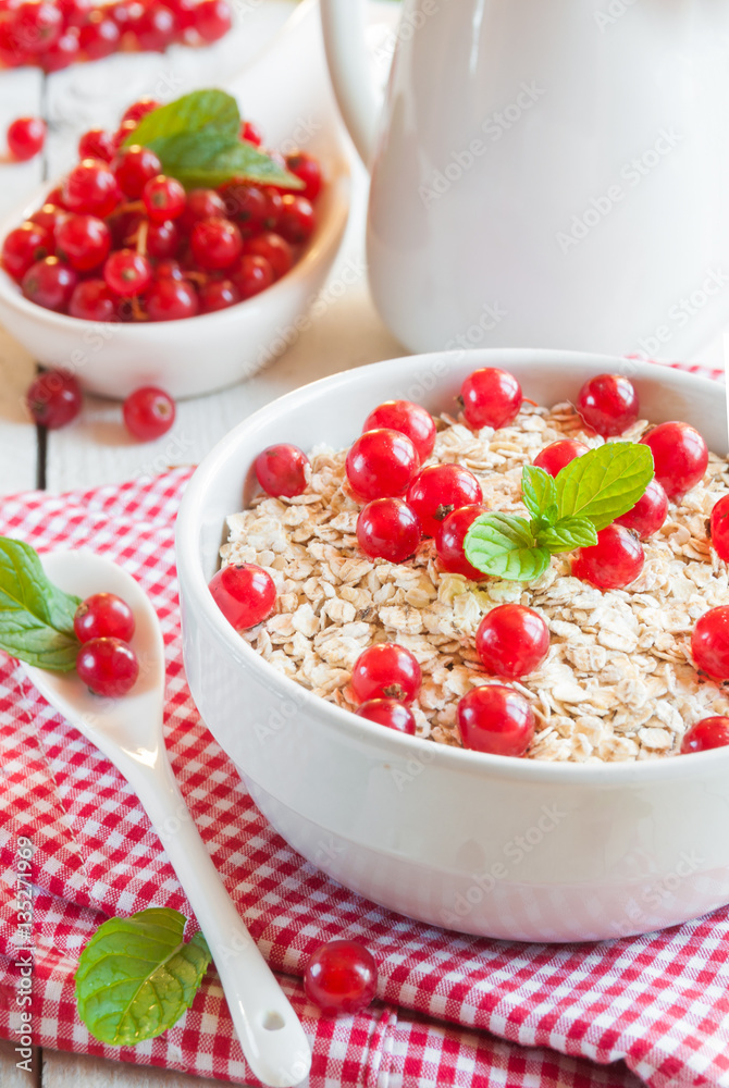 Oat flakes with fresh fruit