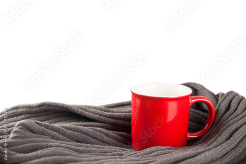 rote Tasse mit grauen Schal