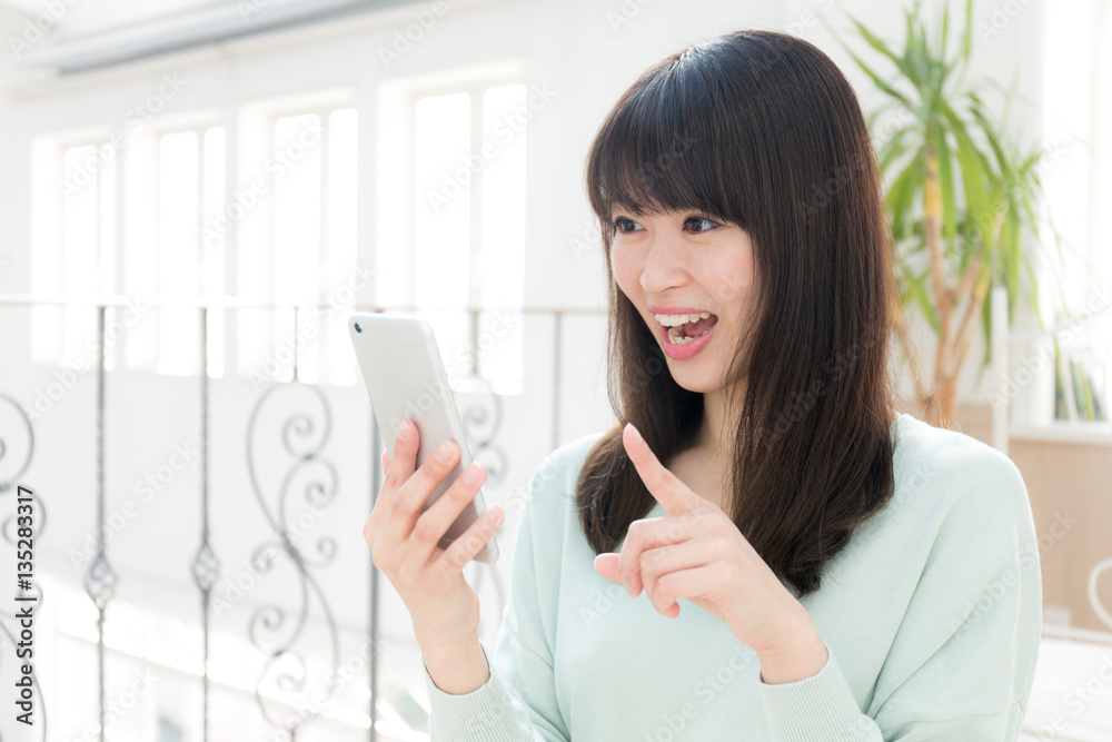 女性　スマホ