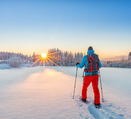 Fotobehang Wintersport Hardloper door diepe poedersneeuw  © Jag_cz