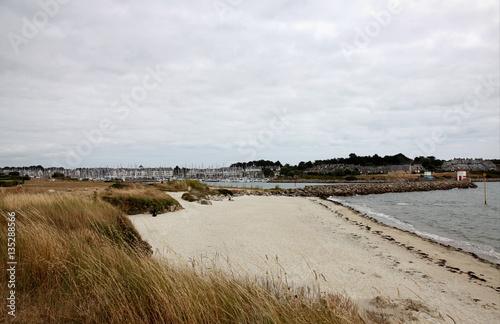 La plage près de Port Crouesty.