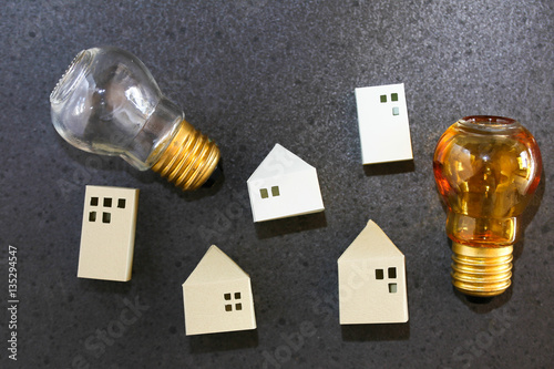 Obraz na płótnie 住宅と電力・電気・電球。電気のある暮らしやアイディアの閃き。