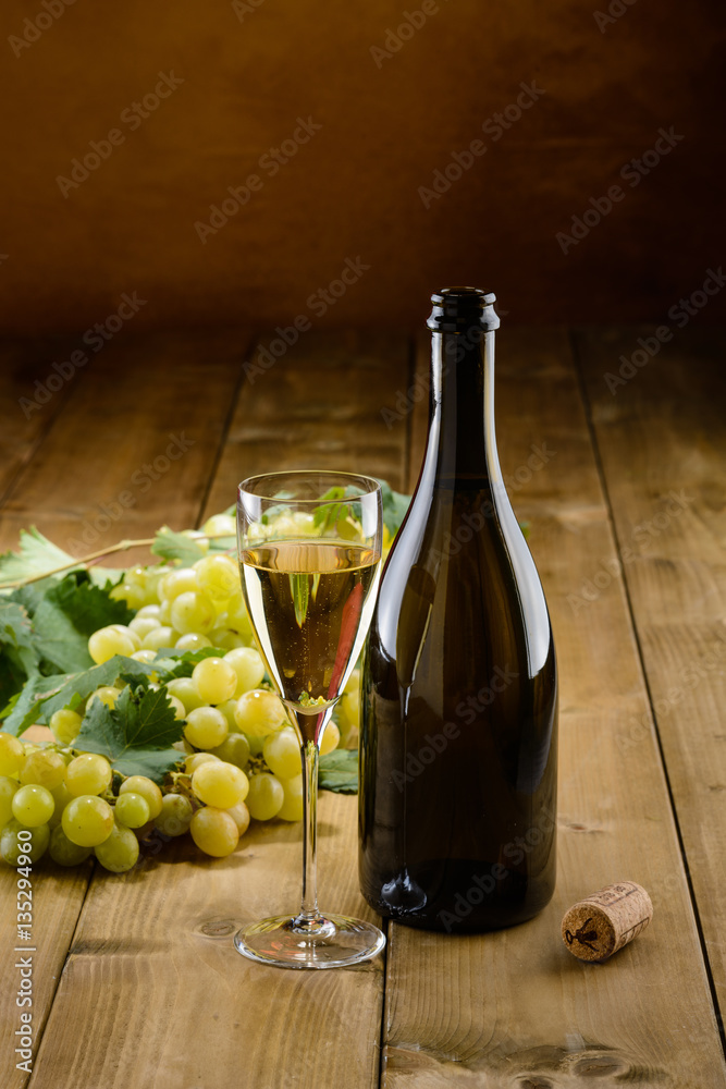Bottiglia di vino e uva bianca