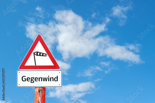 Warnschild Gegenwind