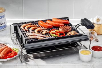 Stickers Grill / Barbecue Elektrische grill met vis en vlees  © MIGUEL GARCIA SAAVED