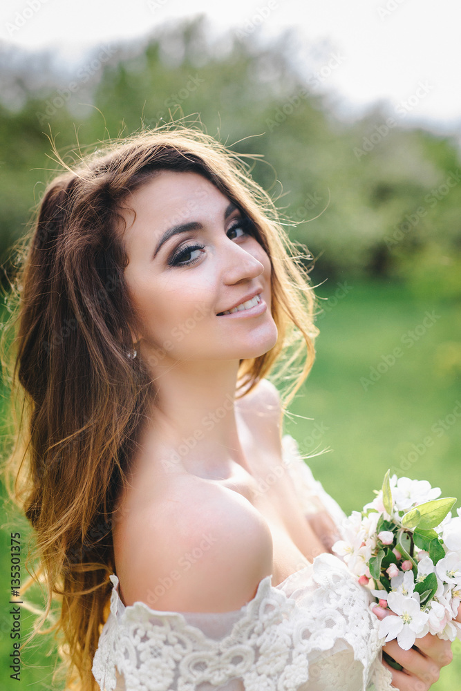 Obraz premium portrait of a beautiful girl in the apple orchard