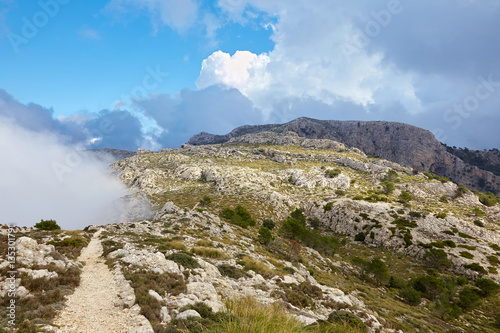 Wandern in den Bergen auf Mallorca, Spanien photo