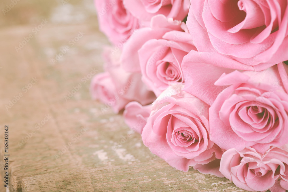 Obraz premium Wunderschöne Rosen auf Holz