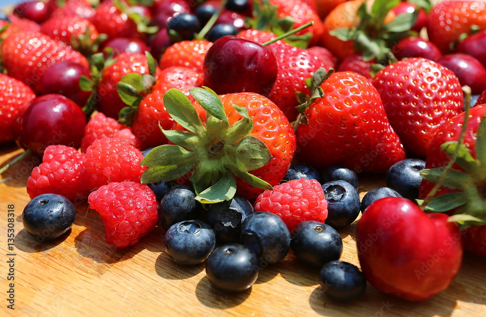 Obraz premium Berries: strawberries, blueberries, raspberries, cherries