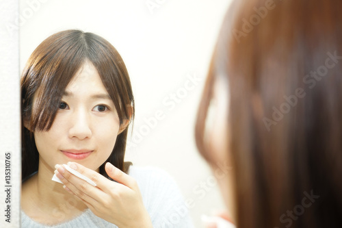 スキンケアをする若い日本人の女性