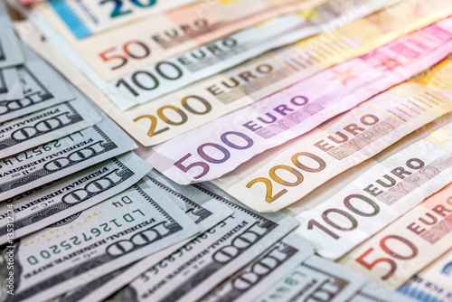 купа двох провідних валют - долар США і євро банкноти.