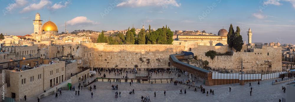 Fototapeta premium Panoramiczny widok na Wzgórze Świątynne na starym mieście w Jerozolimie o zachodzie słońca, Izrael.