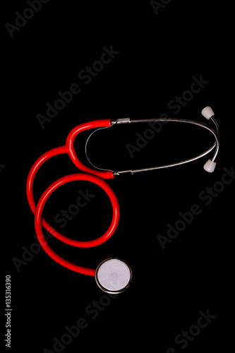 Stethoskope in rot auf Untergrund in schwarz
