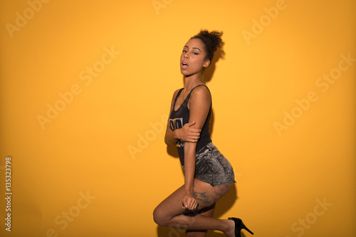 Hipster Girl posiert vor gelben Hintergrund