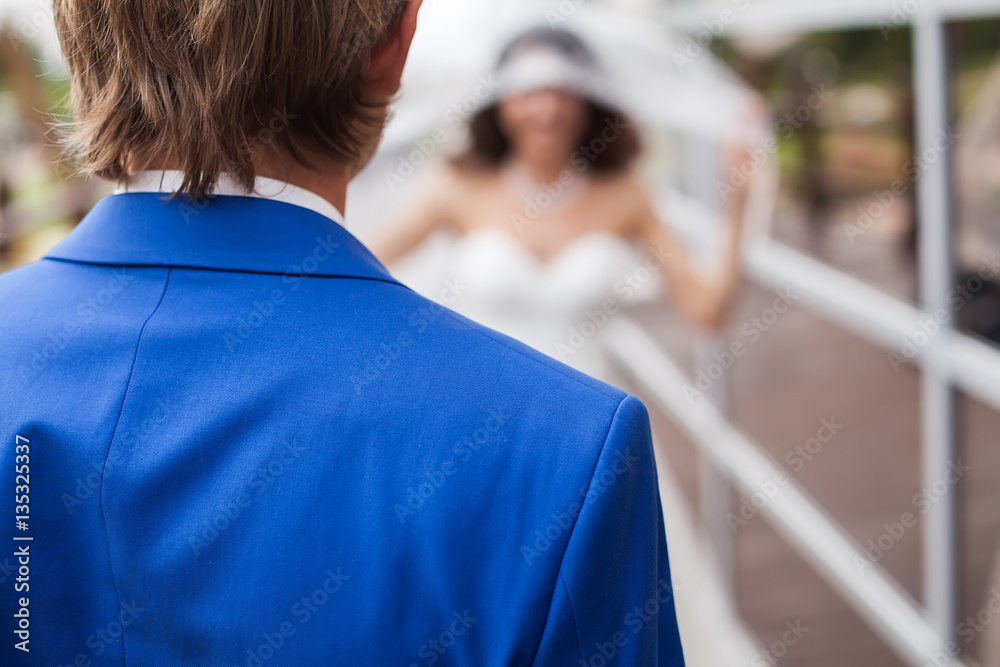 Fototapeta premium The first meeting of the bride and groom on the wedding day. Emo