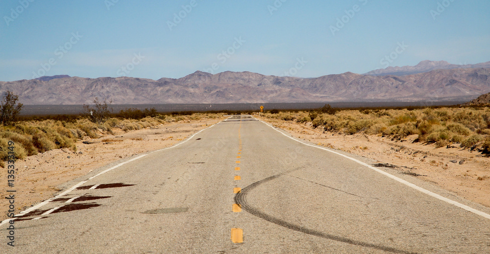 Straße in der Wüste Mojave, USA, Nevada, Natur