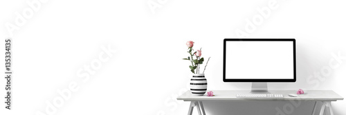 Moderne Arbeitsplatz mit Computer und Blumen als Banner - Textfreiraum 