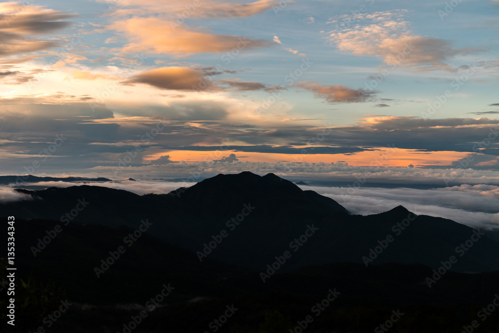 Obraz premium Sunrise at Doi Intanon National Park VIew point, Chiang Mai Thai