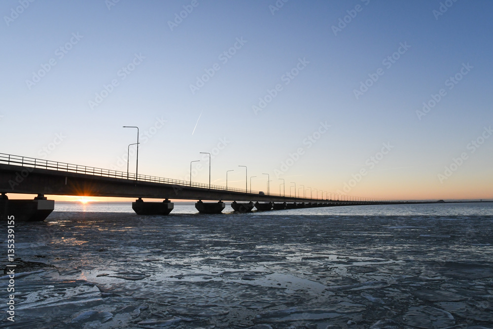 Fototapeta premium Ice floe by the bridge