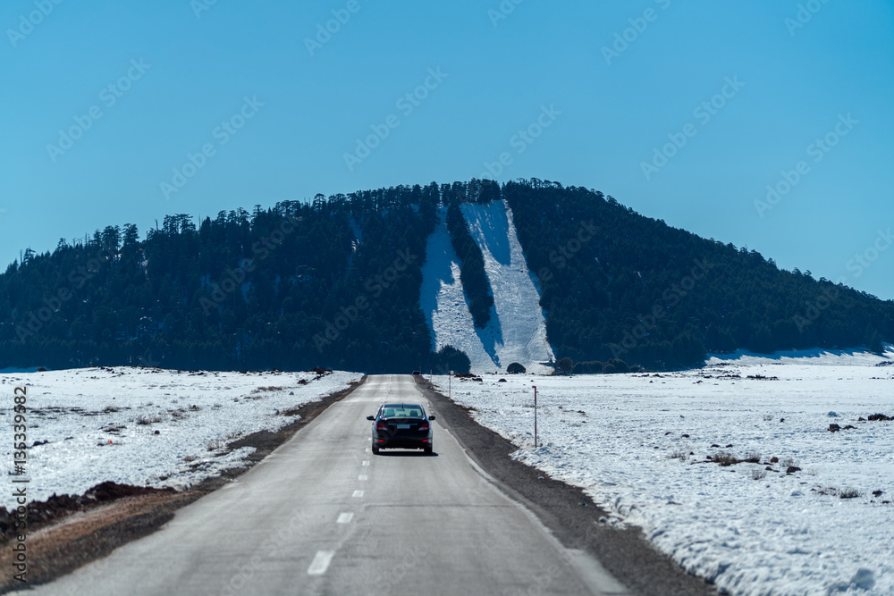 Obraz premium view of the road with snow and mountain background in winter season 