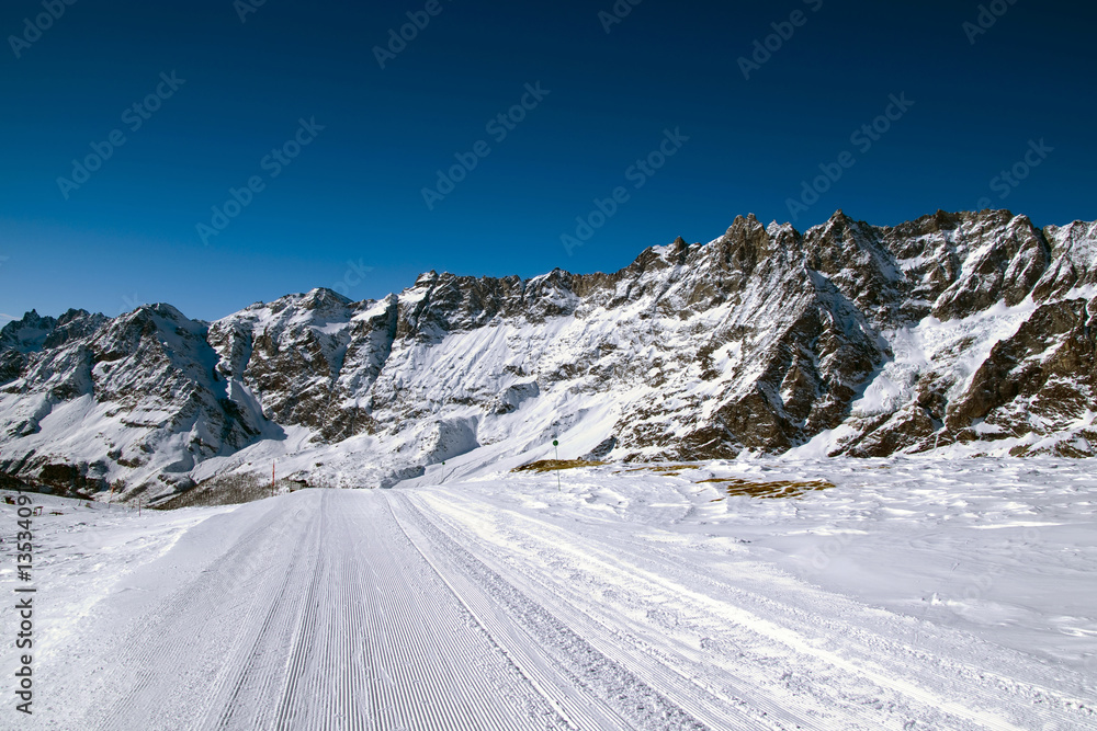 La pista da sci in mezzo alle montagne , sembra un'autostrada
