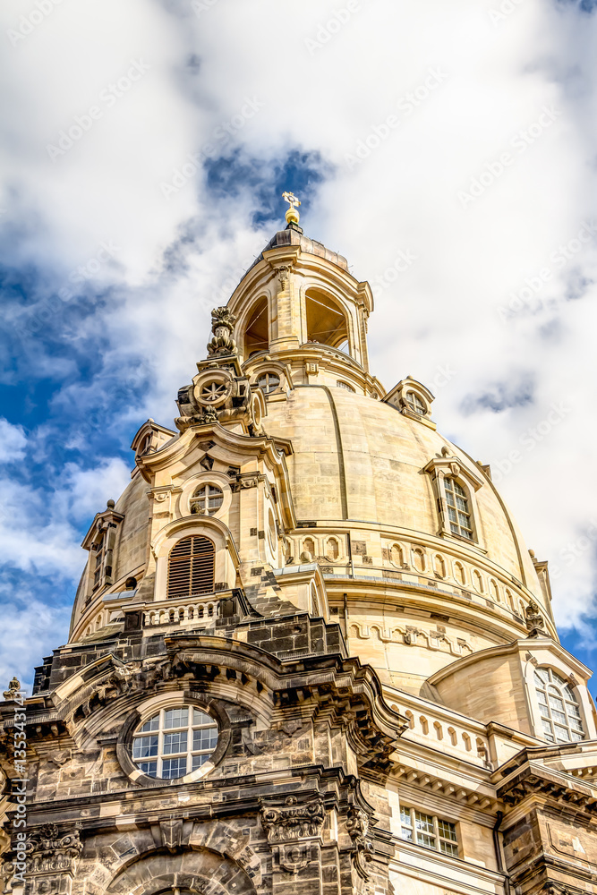 Historisch wiederaufgebaute Frauenkirche am Neumarkt in der Altstadt von Dresden
