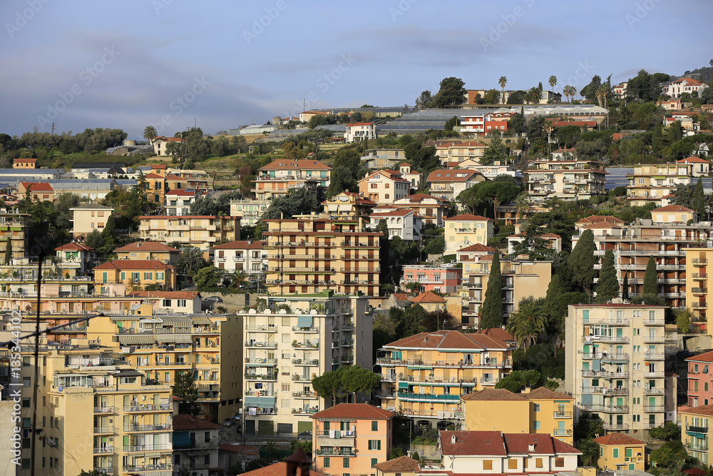 Blick auf das moderne San Remo und die Gewächshäuser