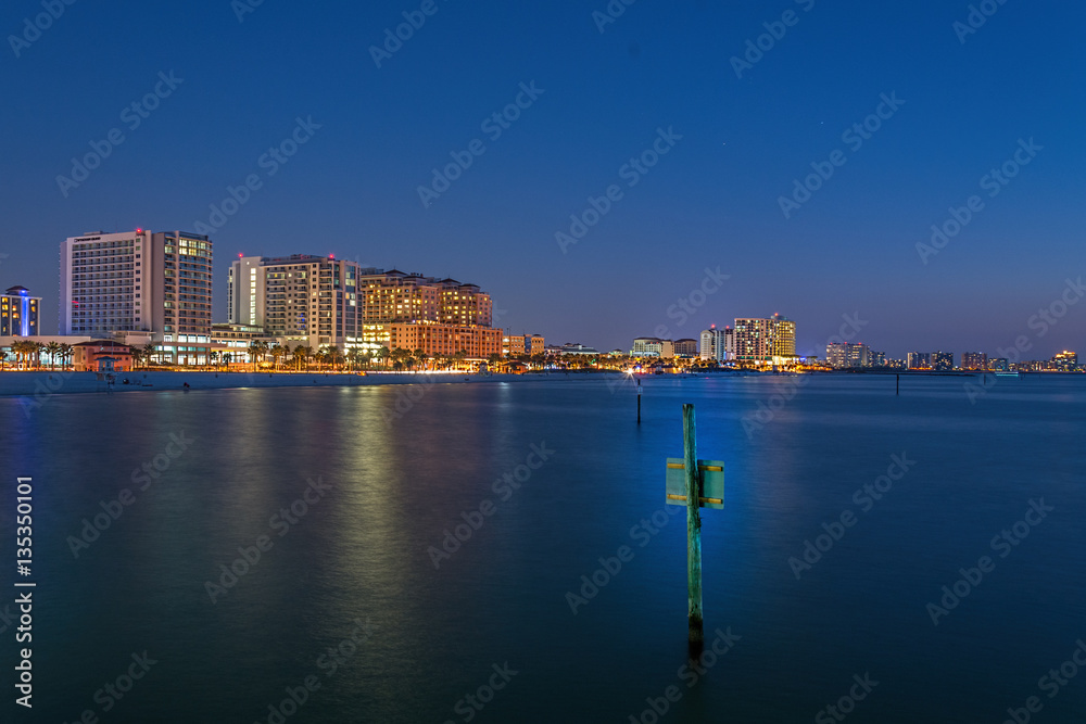 Stadt am Ozean langzeitbelichtung in der Nacht zur blauen Stunde