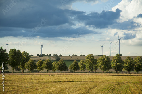 Strohbälle und Windräder in der nähe von Ruthen. photo