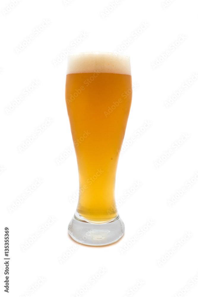 Weizenbier isoliert auf weiß