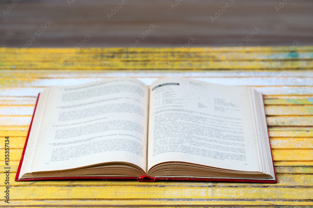 Obraz premium Open book on wooden table.