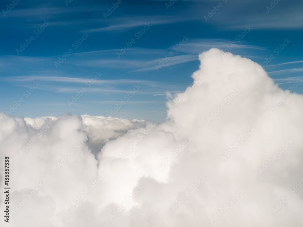 Fototapeta premium Wolkenstimmung vor blauem Himmel